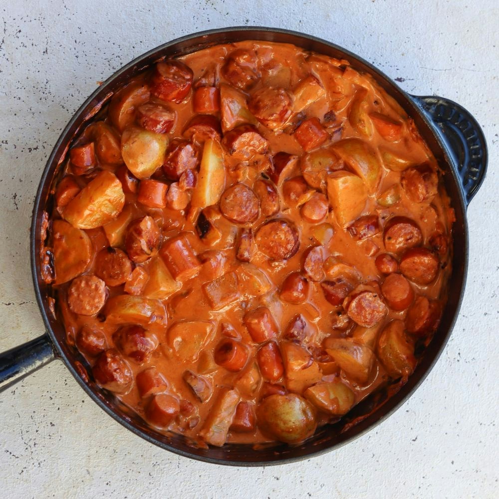 Svensk pølseret med kartofler og tomatsauce