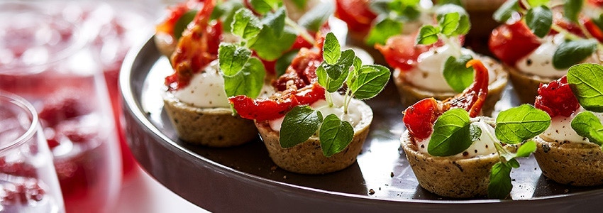 Opskrift på canape med citron-ricotta og solkykyssede tomater