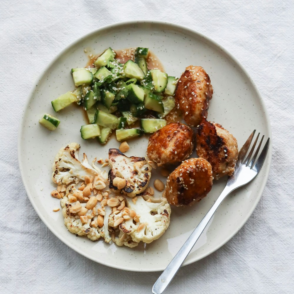 Asiatiske frikadeller med blomkål og agurk