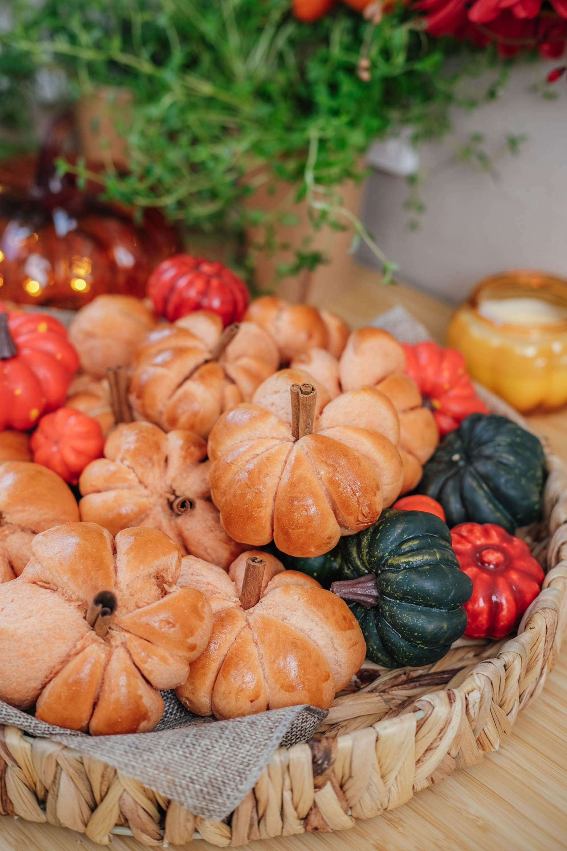 Bag lækre græskarboller til halloween med BilkaToGo