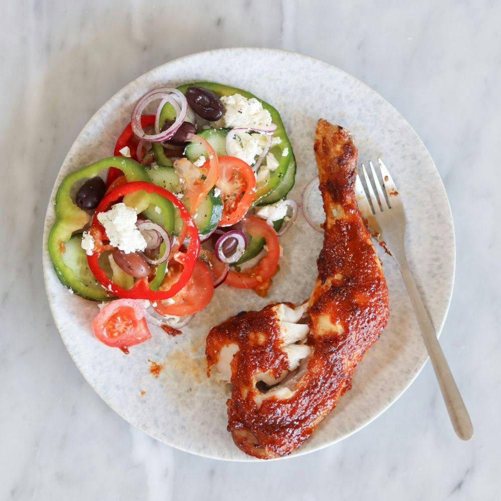 Kyllingelår med tilbehør i form af græsk salat