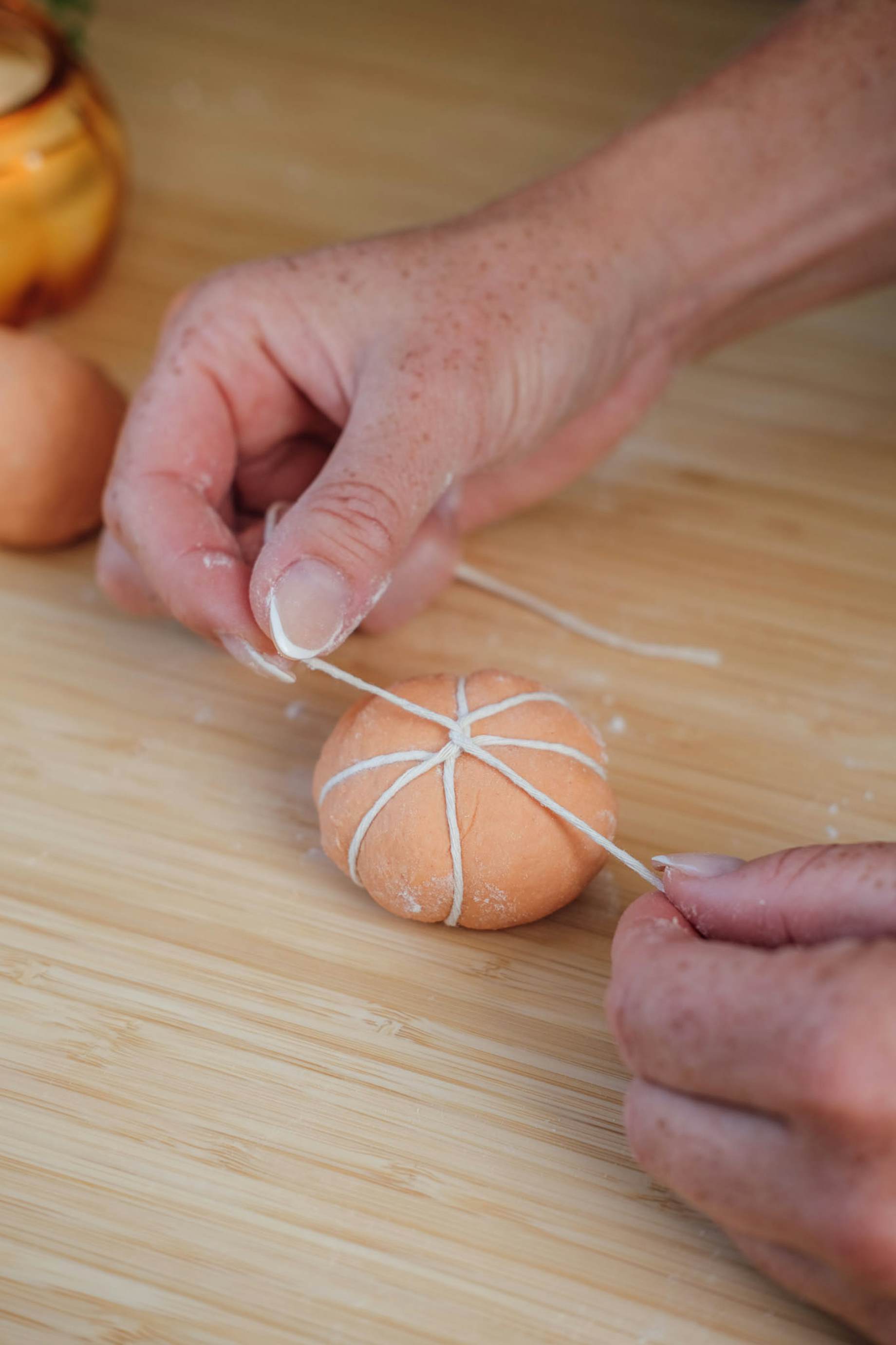 Bag lækre græskarboller til halloween med BilkaToGo
