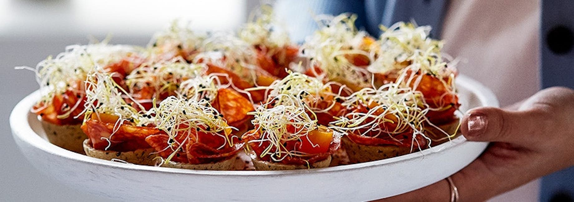 Opskrift på canape med pikant salami og løgspire