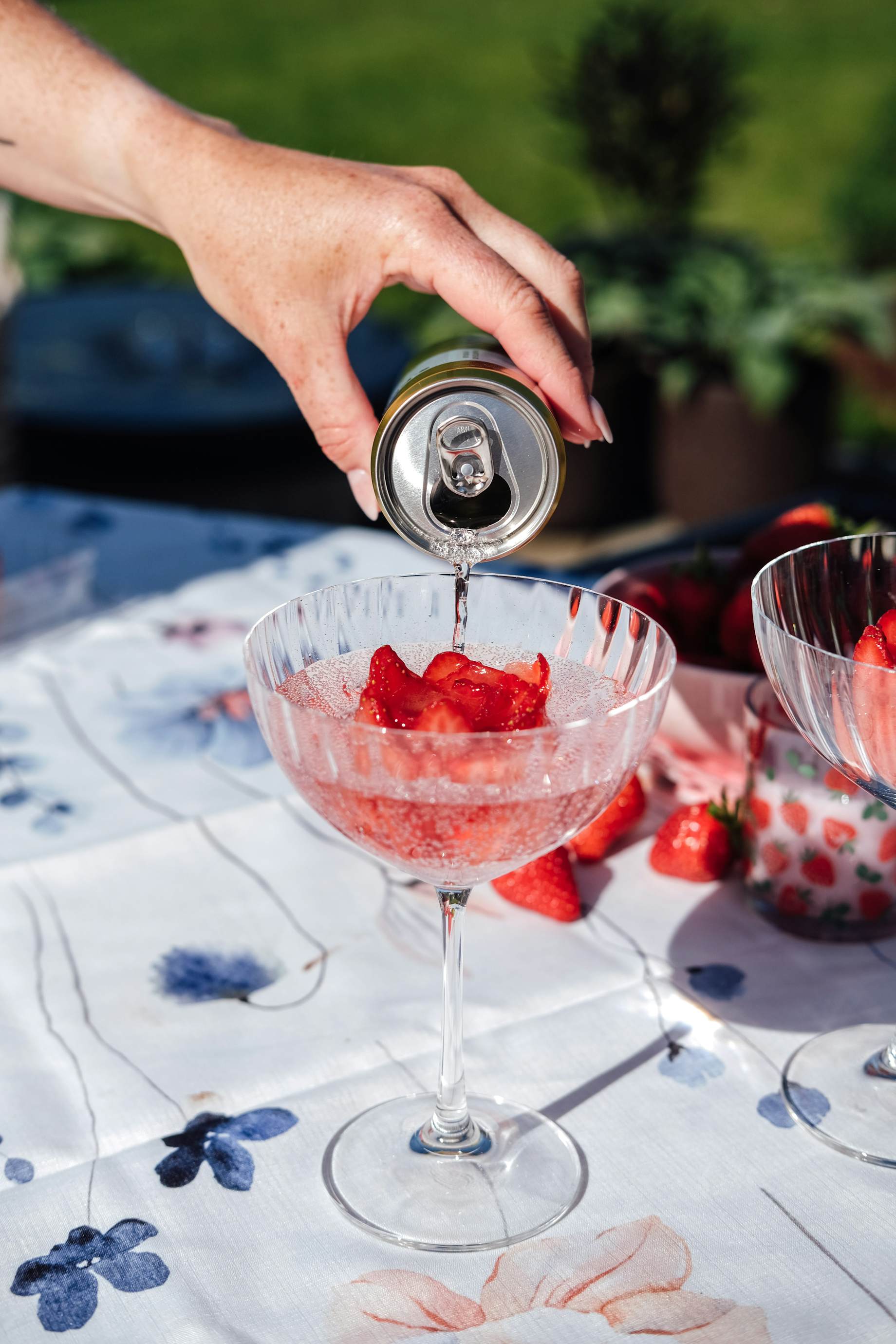 Opskrift på fine jordbærroser som pynt i drinks