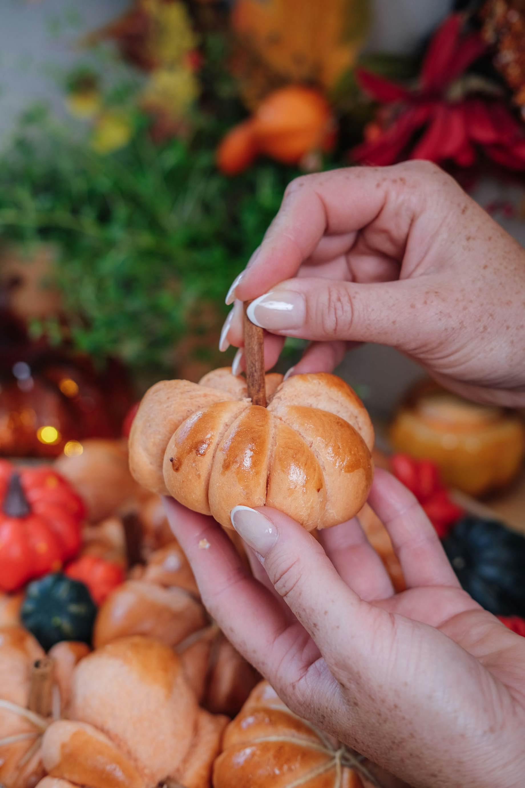 Bag lækre græskarboller til halloween med BilkaToGo