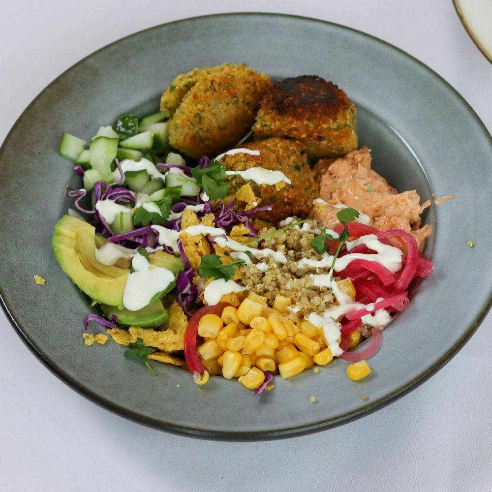 Falafelbowls med grønt, haydari og dressing