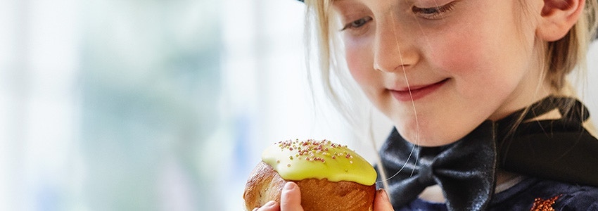 Pige der spiser klassisk fastelavnsbolle