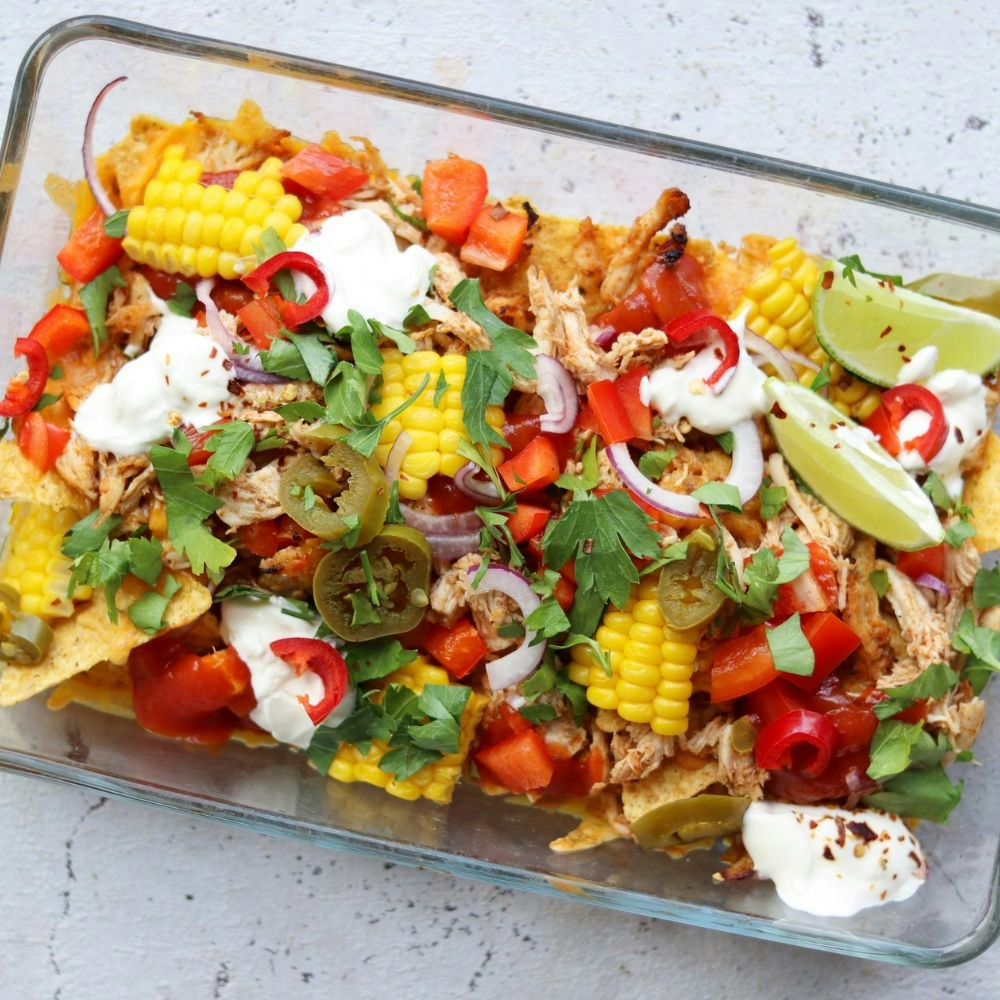 Loaded nachos med kylling, grønt og ost