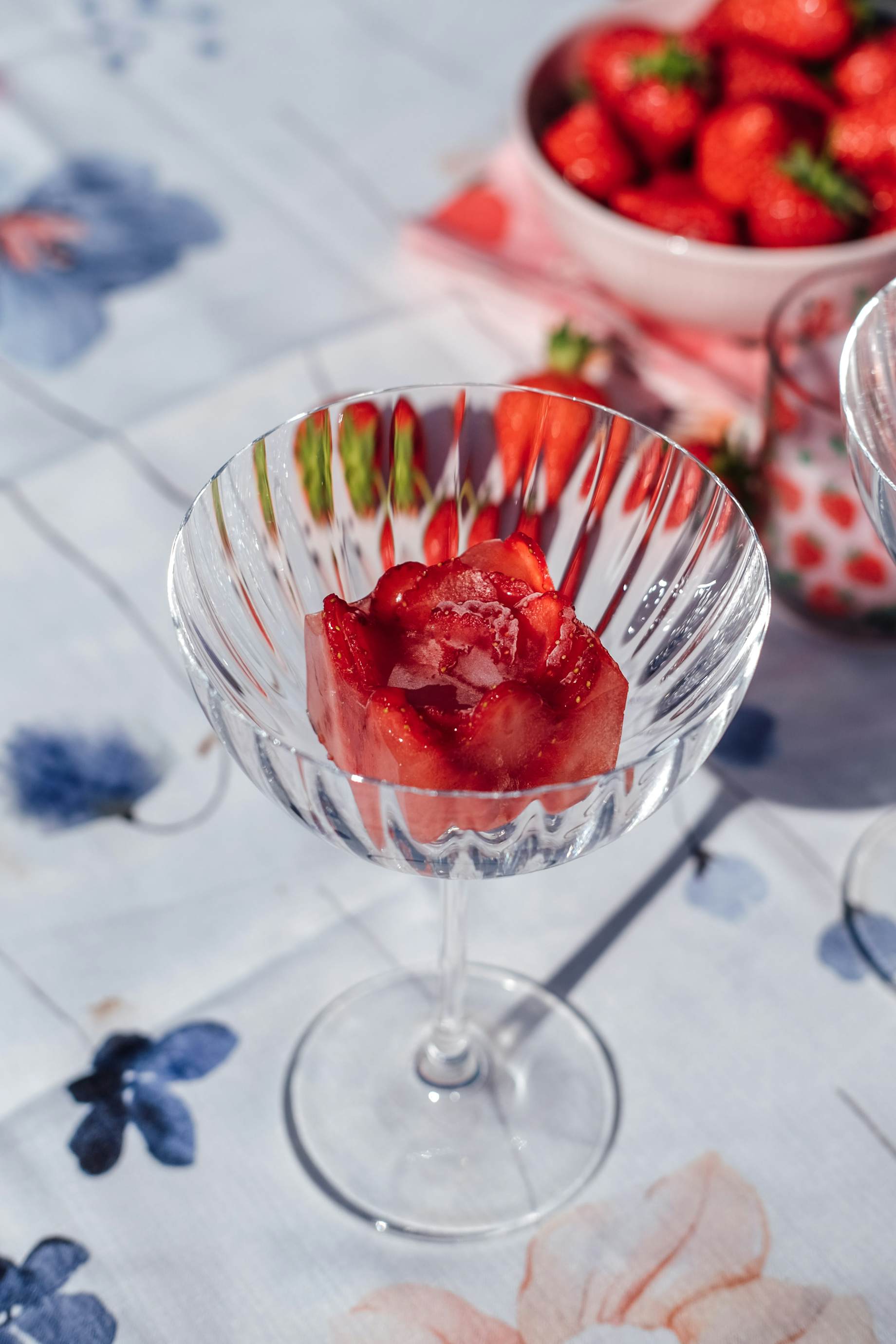 Opskrift på fine jordbærroser som pynt i drinks