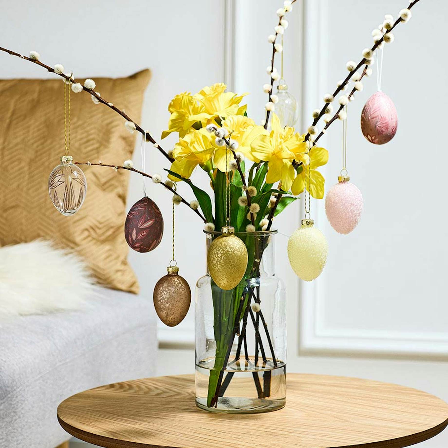 påskepynt. påskeæg på gren