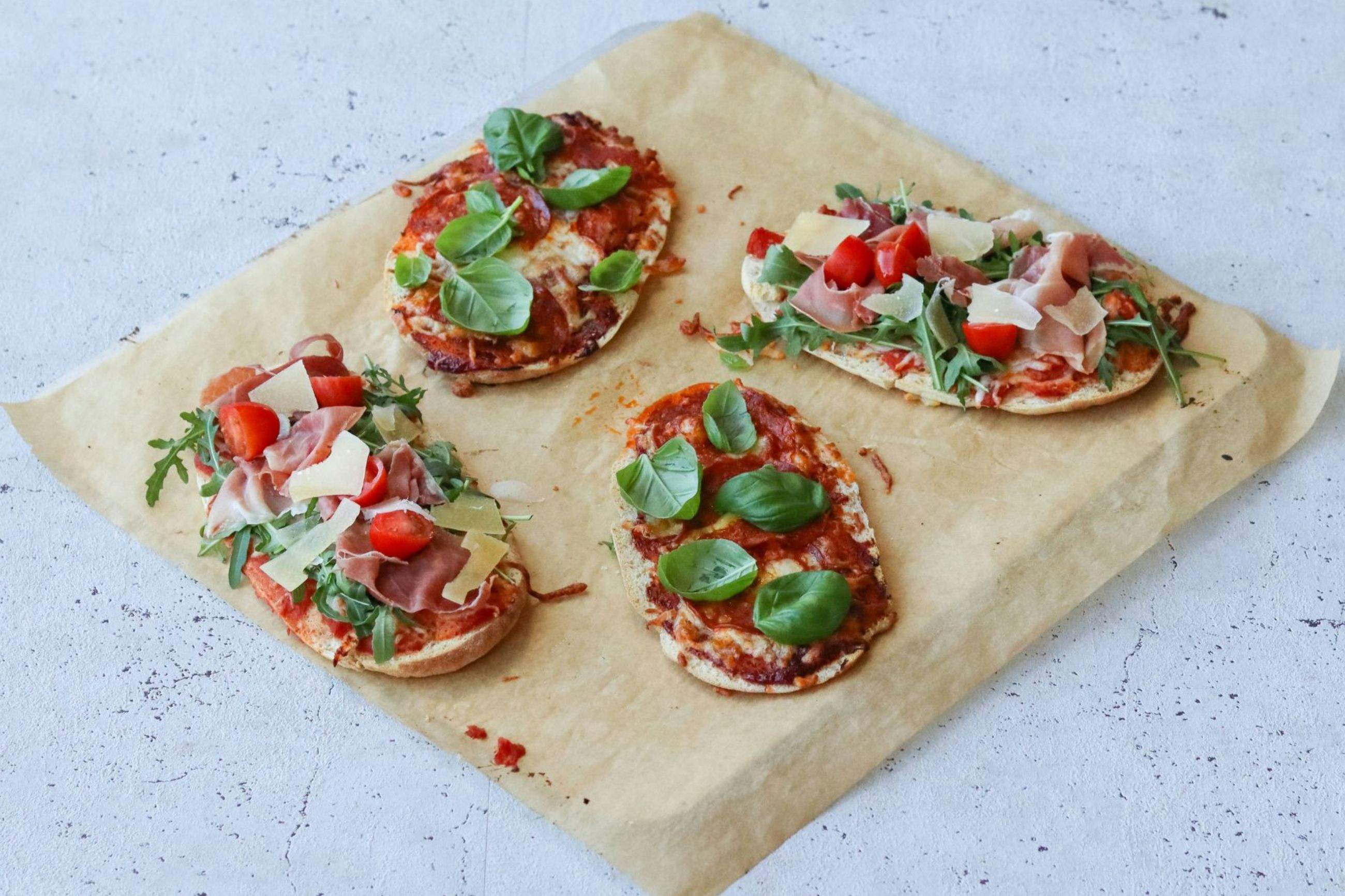 Pitapizza med pepperoni, parmaskinke og salat