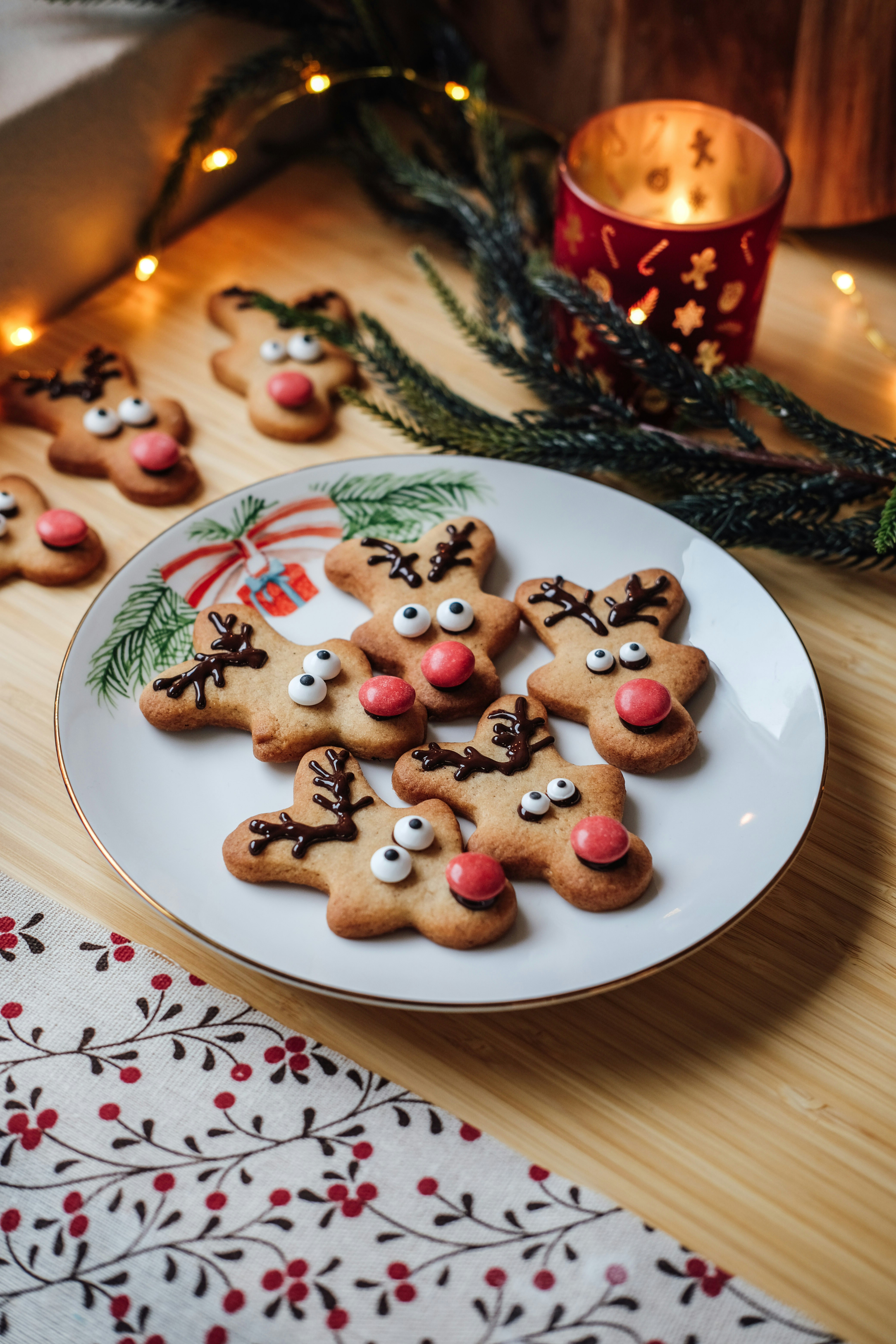 Peberkager formet og dekoreret som Rudolf med glasur og sukkerøjne. 