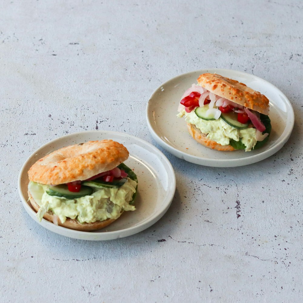 Bagels med kylling, grønt og karrydressing