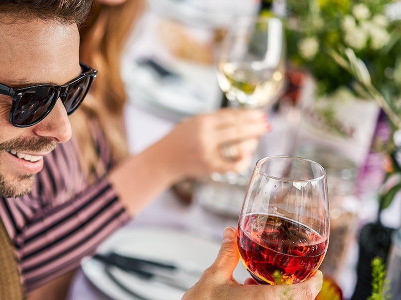 Kølige drikkevarer til havefesten