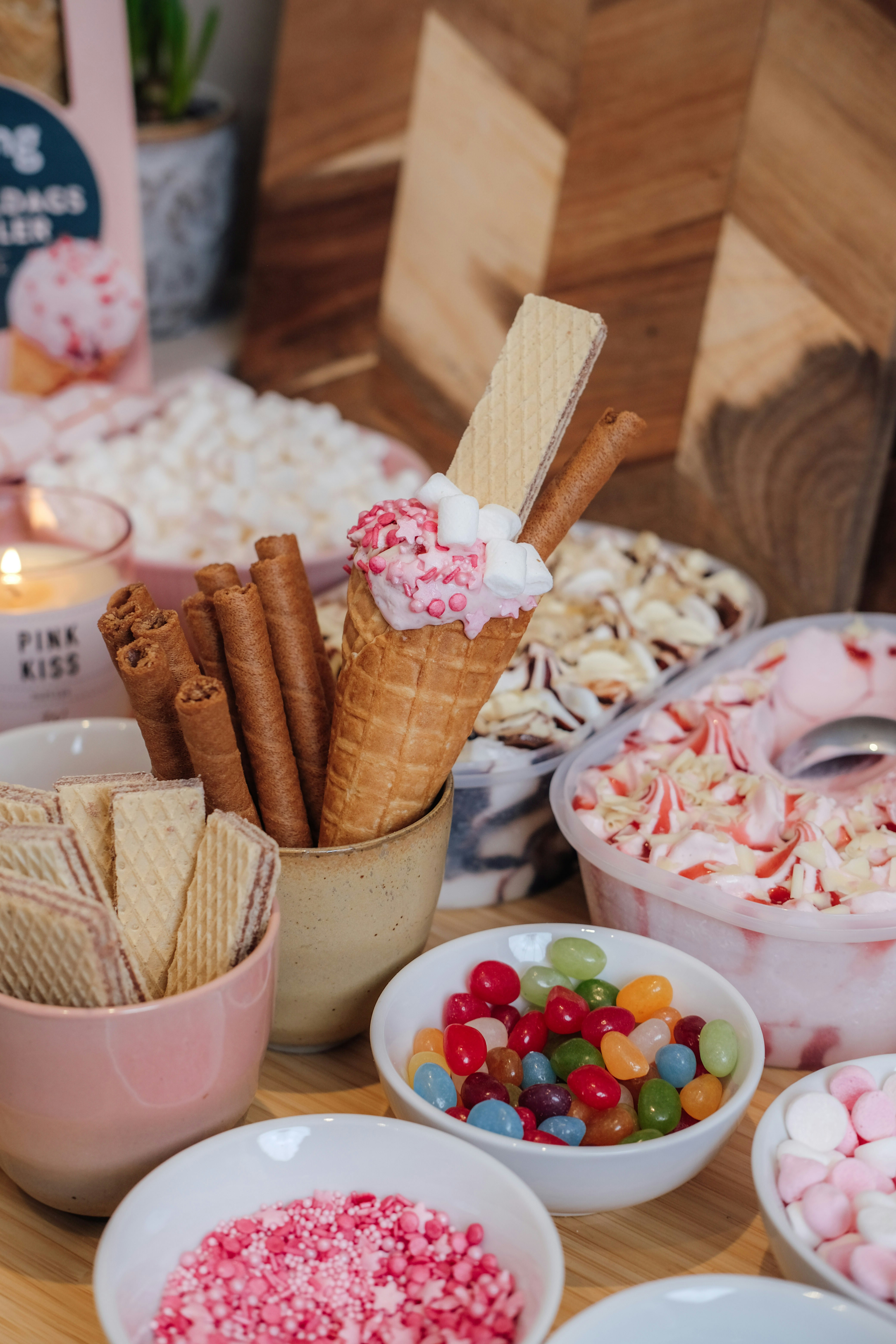 Lav selv isbar. Vafler, drys, og is i skåle. 