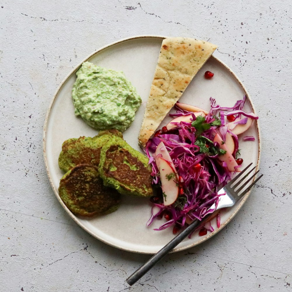 Grøntsagsfrikadeller med spidskålsalat og brød