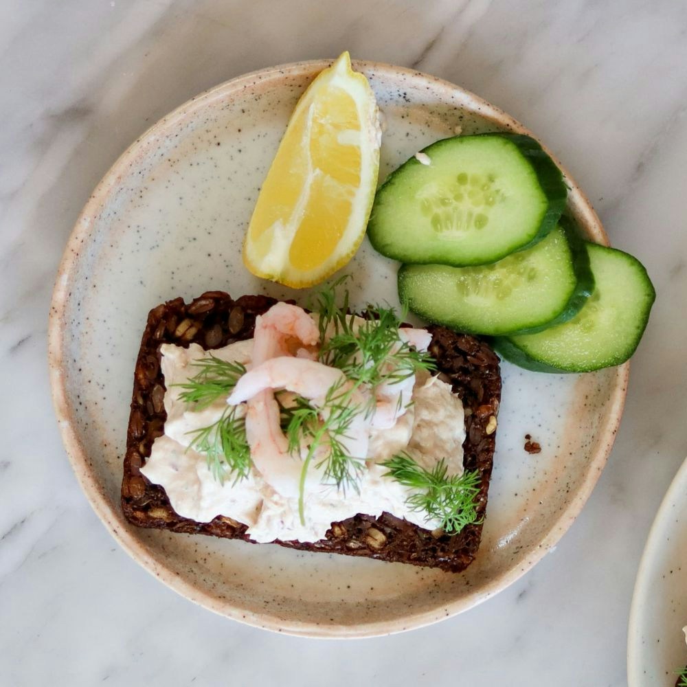 Tunmousse med brød til, rejer, agurk og citron
