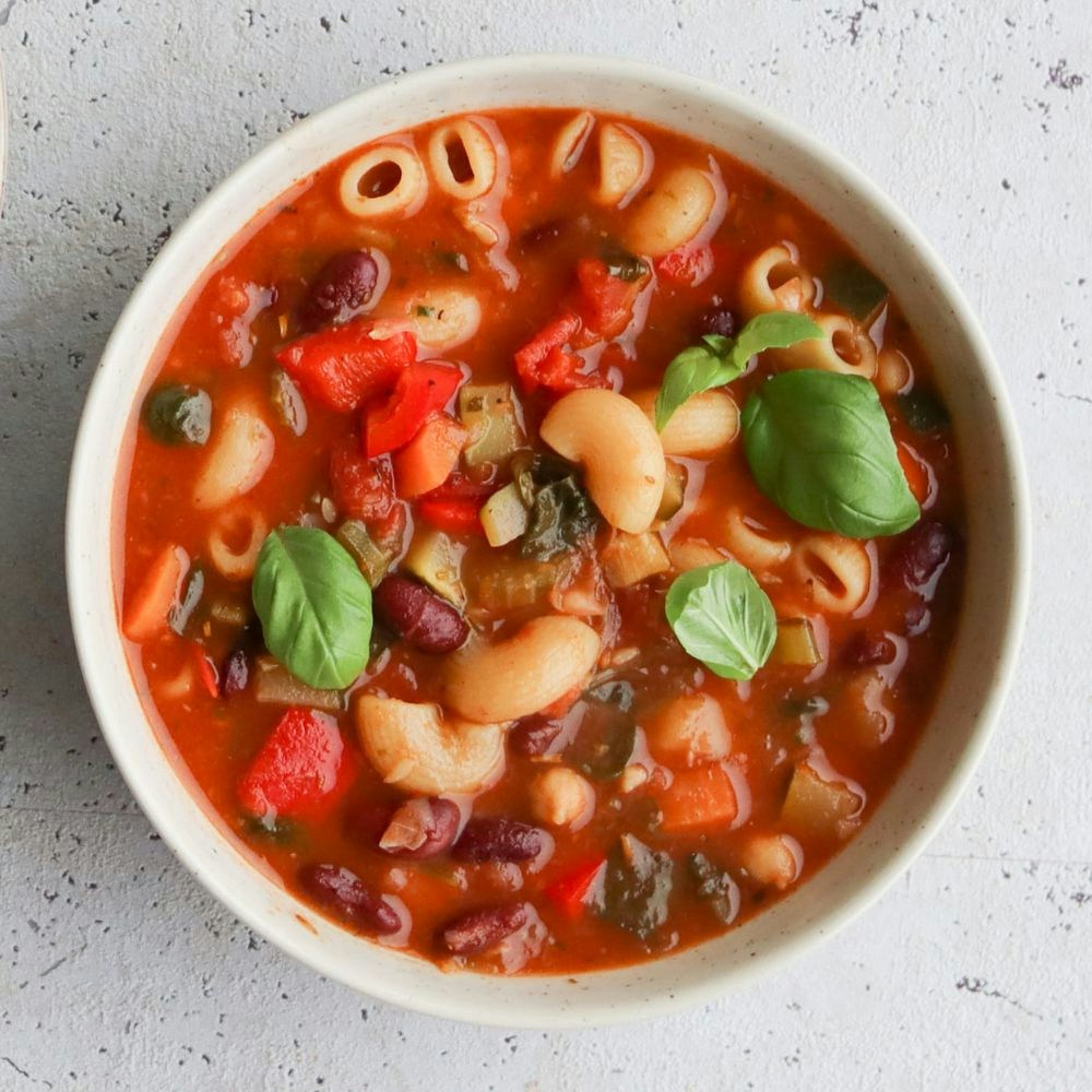 Minestronesuppe med grøntsager og basilikum