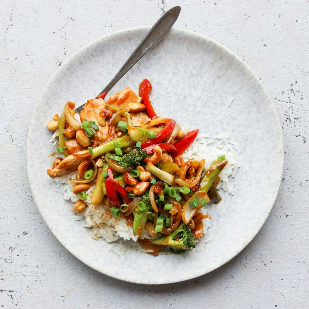 Cashew chicken med kylling, grøntsager og nødder