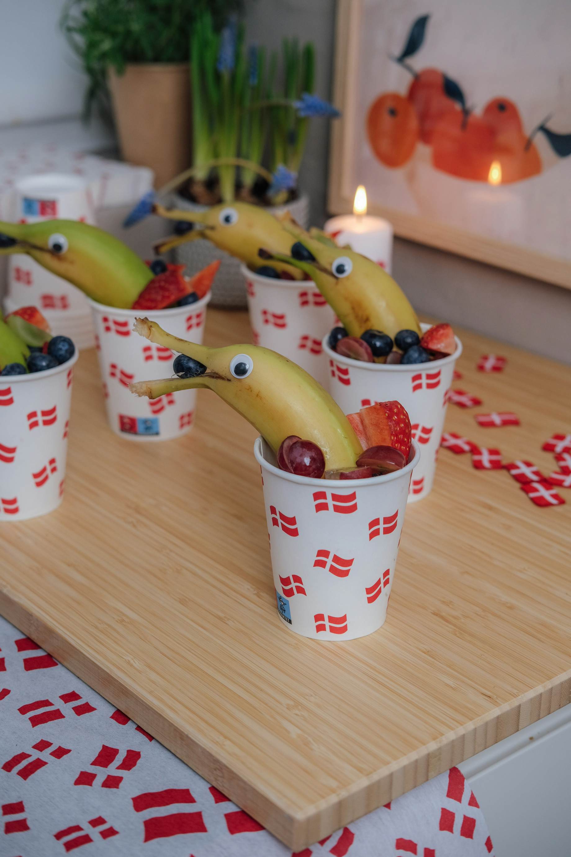 Banan i kop som ligner en glad delfin. Sjovt idé som frugt-snack.