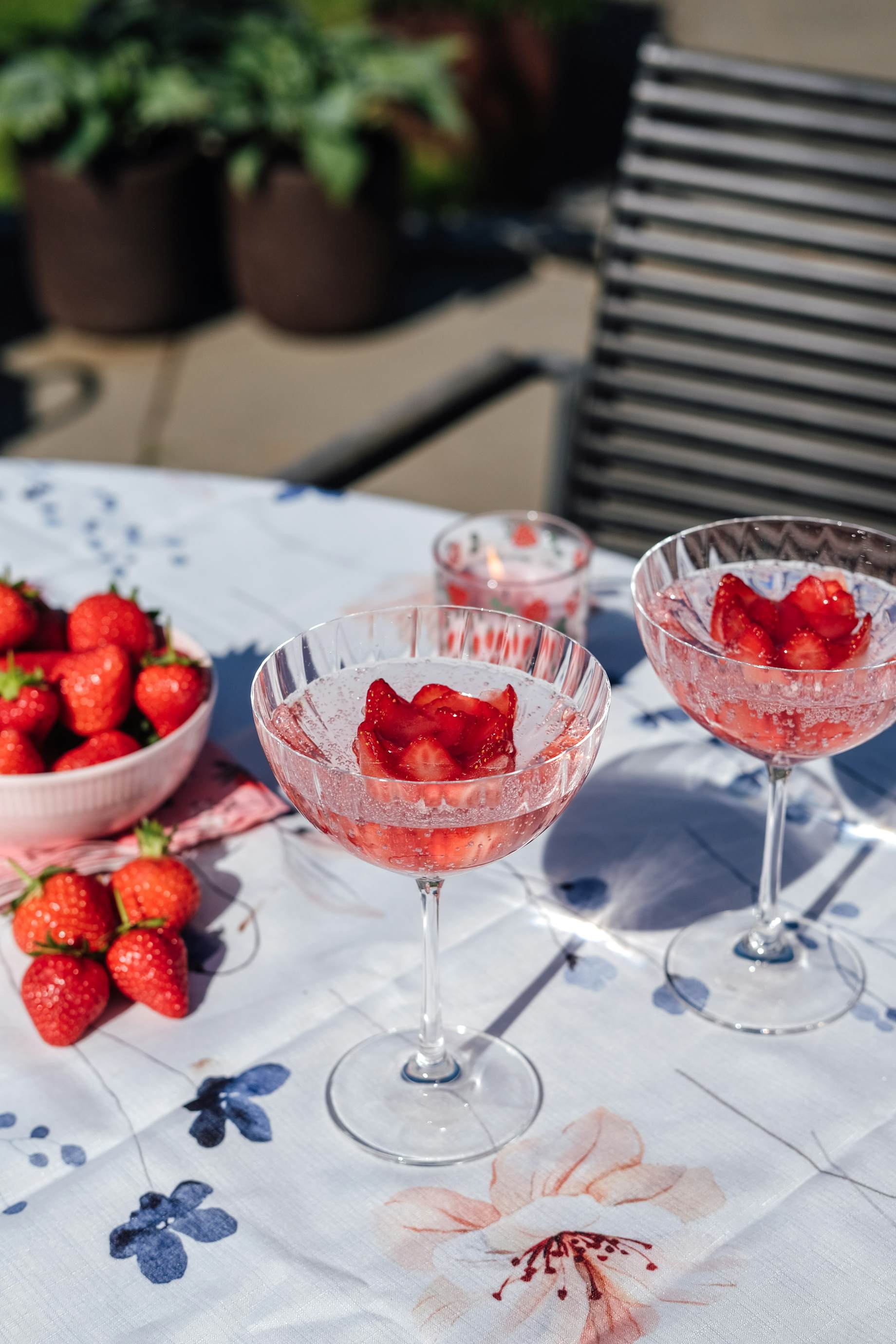 Opskrift på fine jordbærroser som pynt i drinks