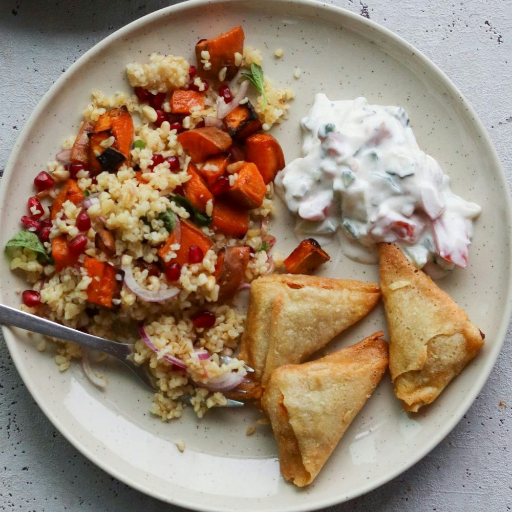 Samosa med bulgursalat og yoghurtdip
