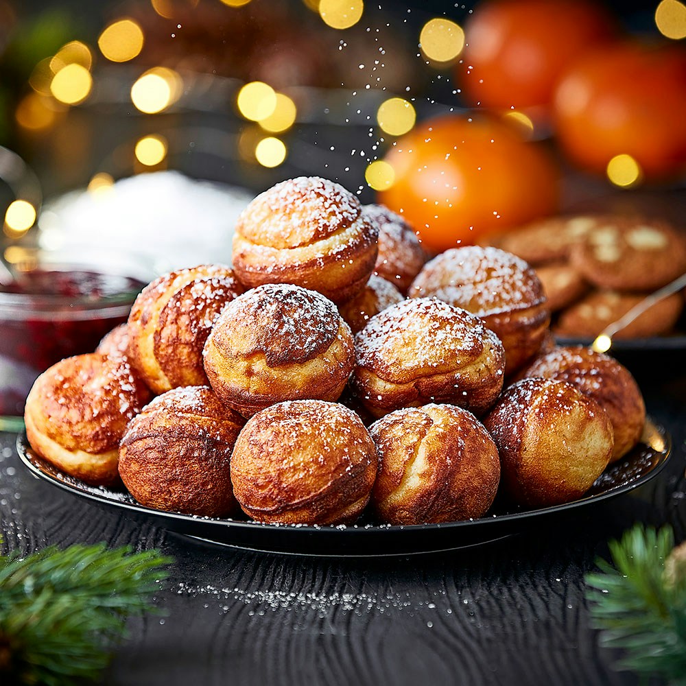 Æbleskiver på fad med flormelis og syltetøj. BilkaToGo.