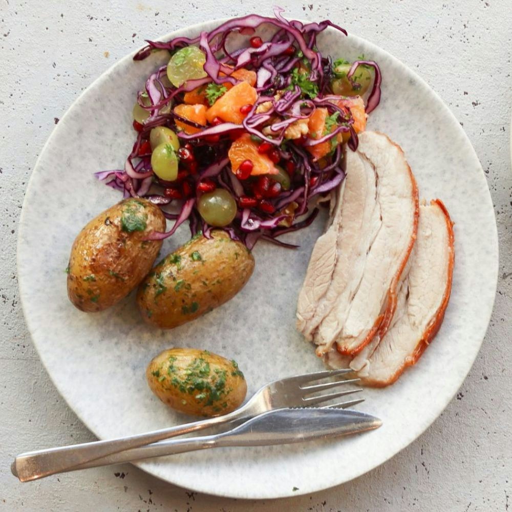 Flæskesteg med kartofler og rødkålssalat