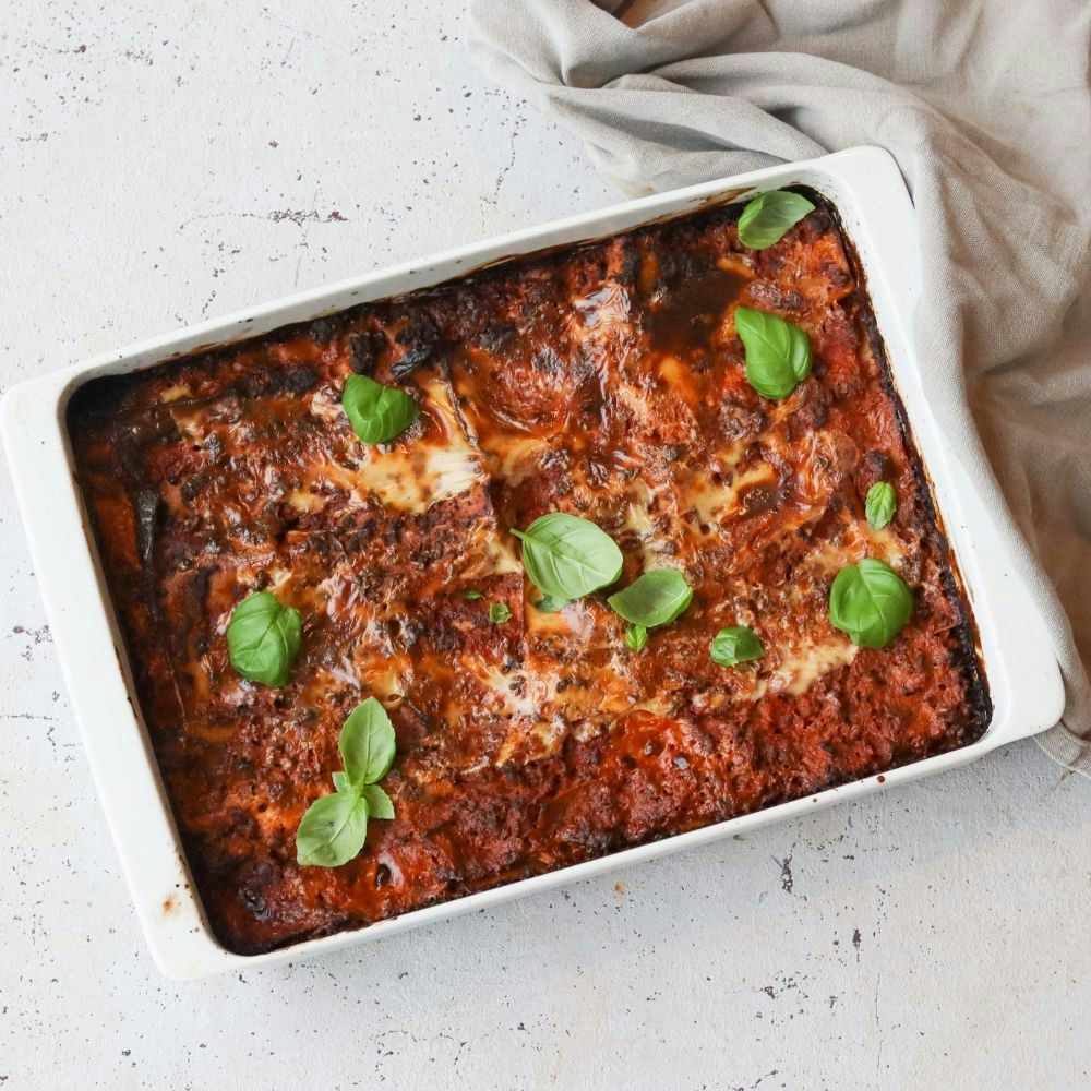 Lasagne med oksekød, ost og basilikum