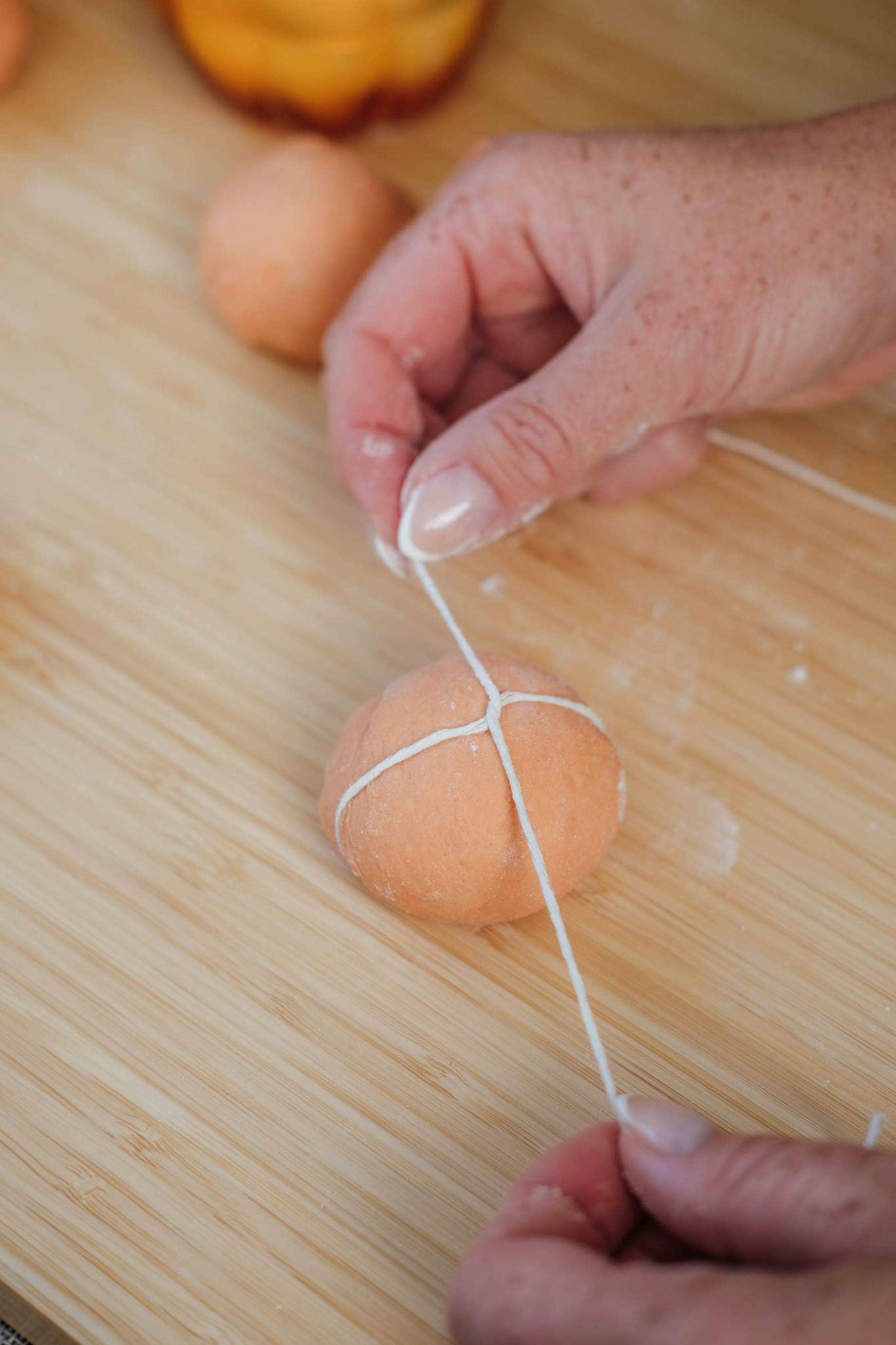 Bag lækre græskarboller til halloween med BilkaToGo