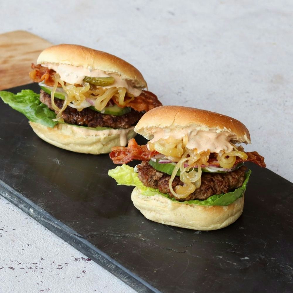 Klassisk burger med oksekød, bacon og grønt