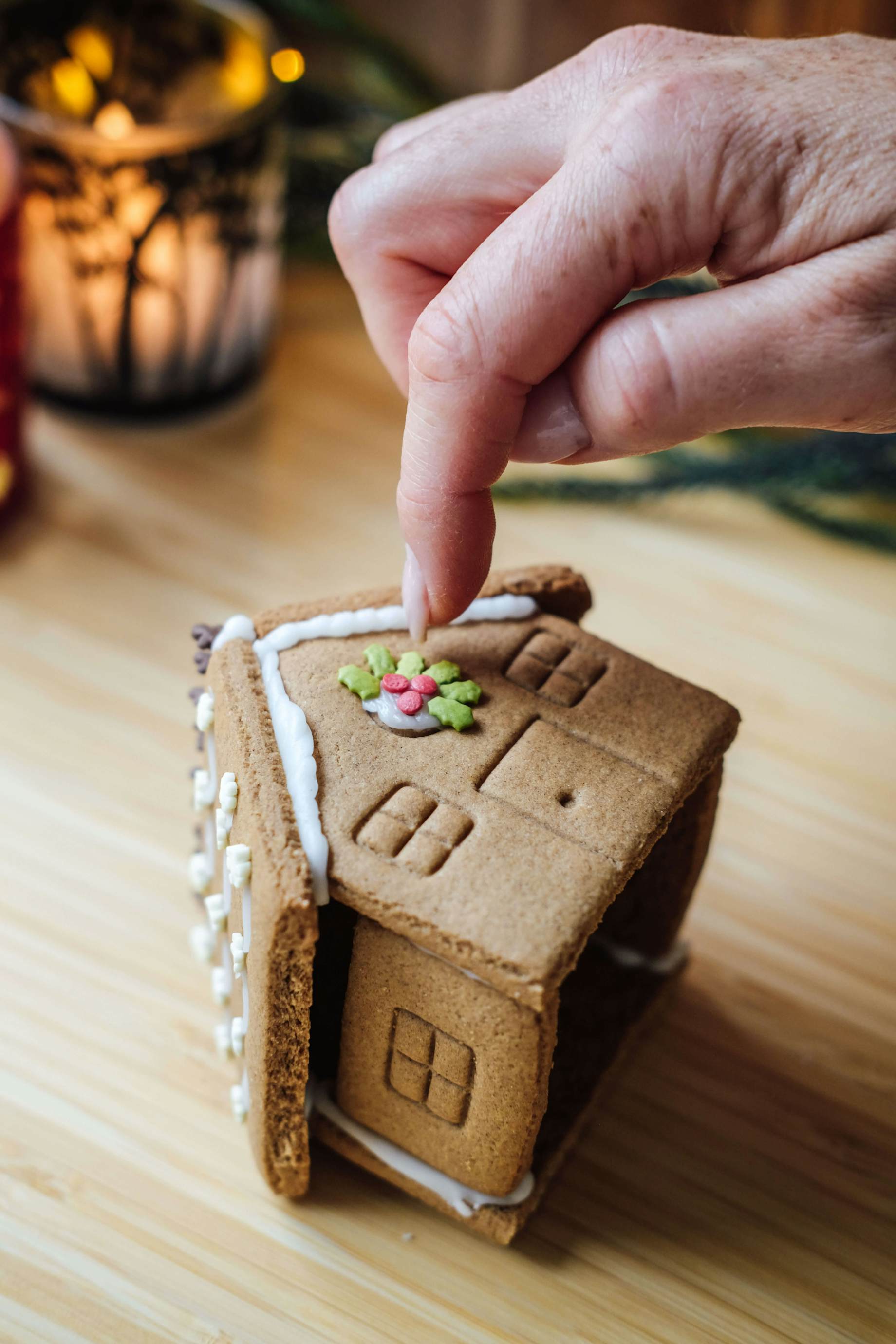 Fremgangsmåde samling af peberkagehus step 12. pynt.