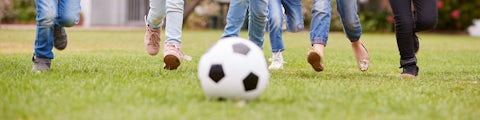 Børn der spiller fodbold