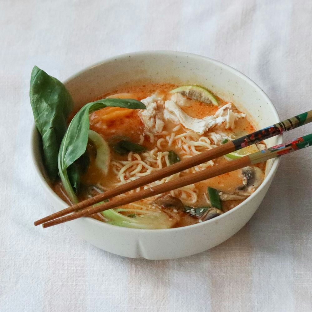 Ramen med kylling, grønt, nudler og æg