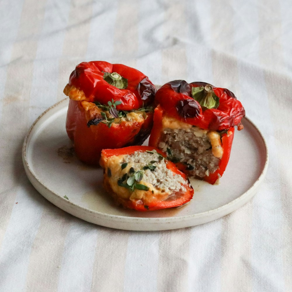 Fyldte peberfugter med svinekød, grønt og revet ost