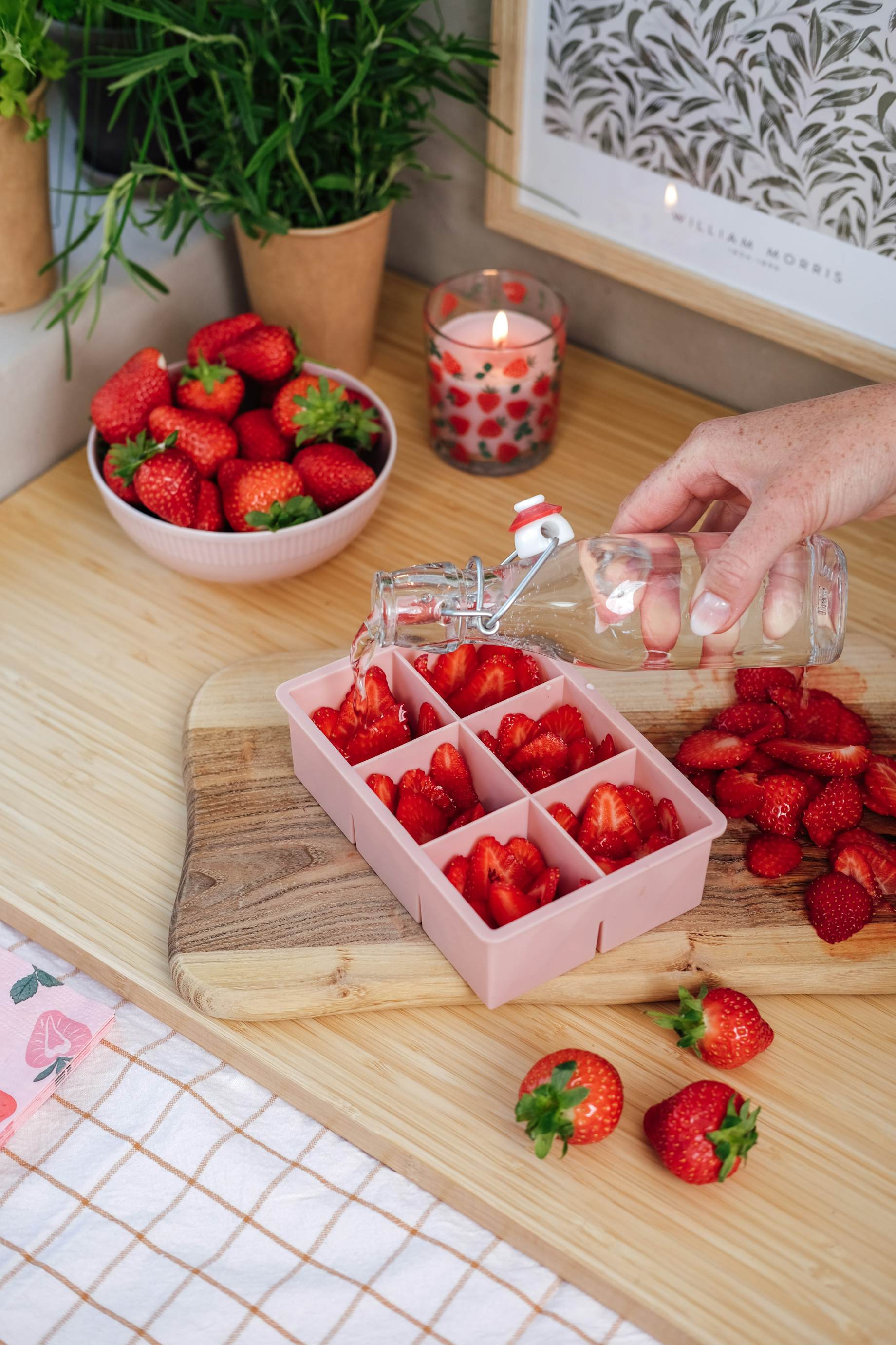 Opskrift på fine jordbærroser som pynt i drinks