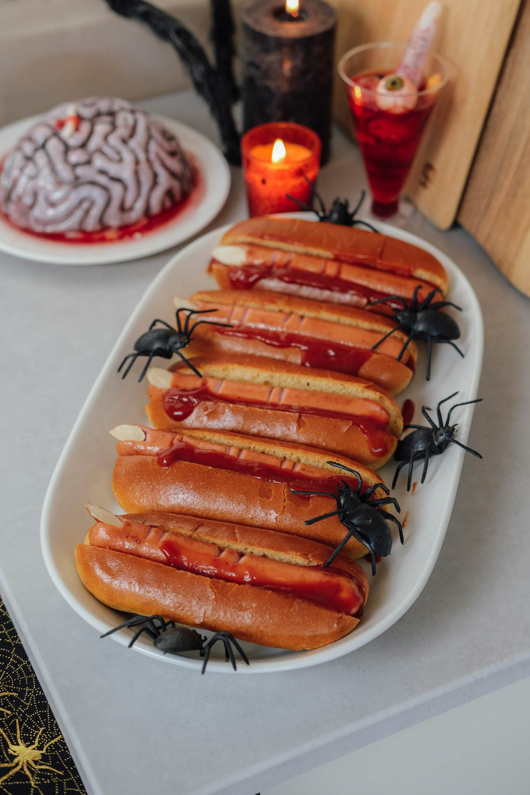 Halloween hotdogs med fingre og edderkopper