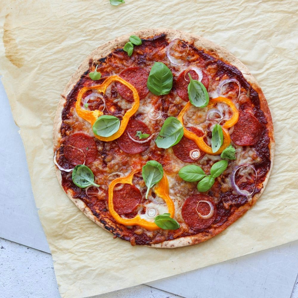 Tortilla pizza med pepperoni, grønt og basilikum