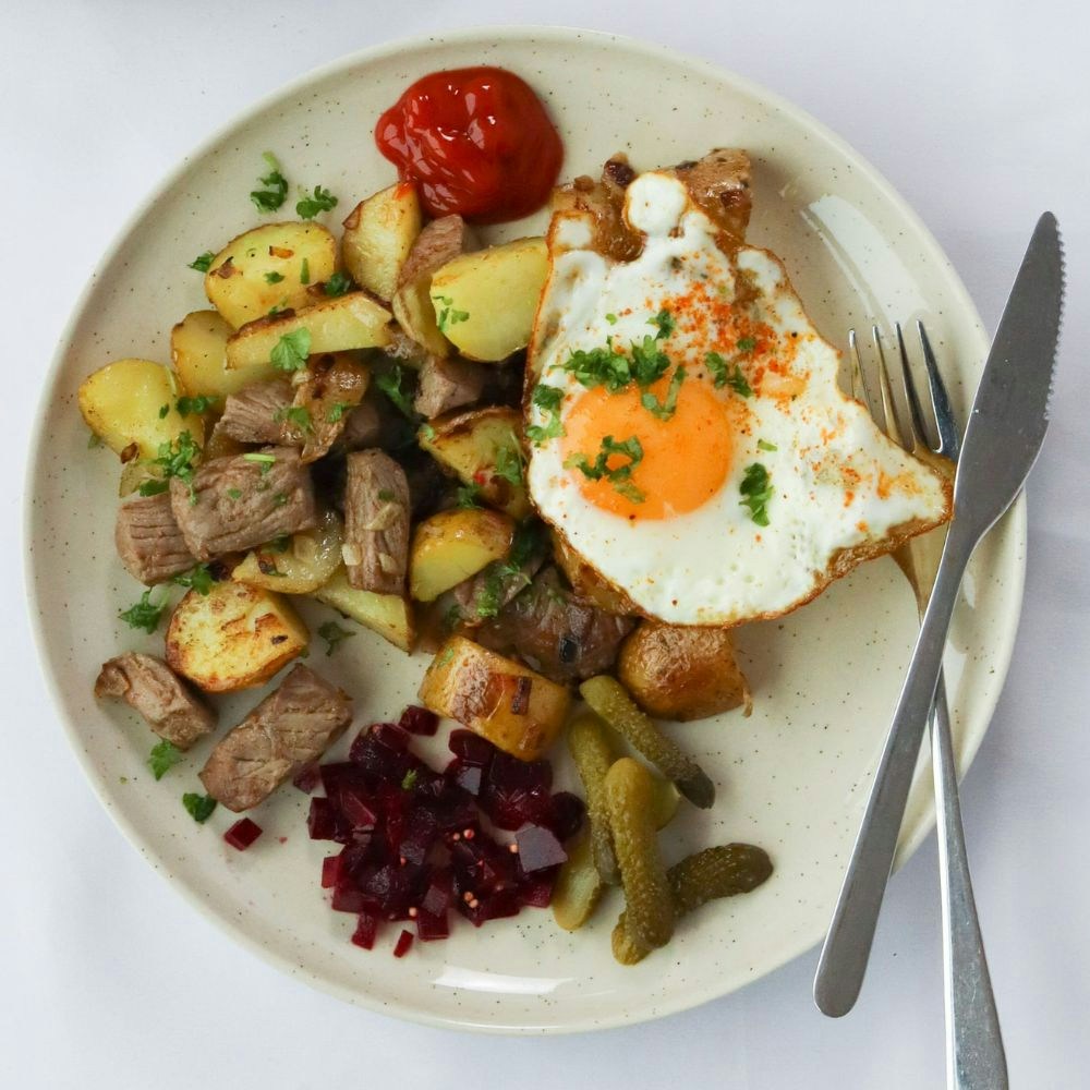 Biksemad med oksekød, kartofler, grønt og spejlæg