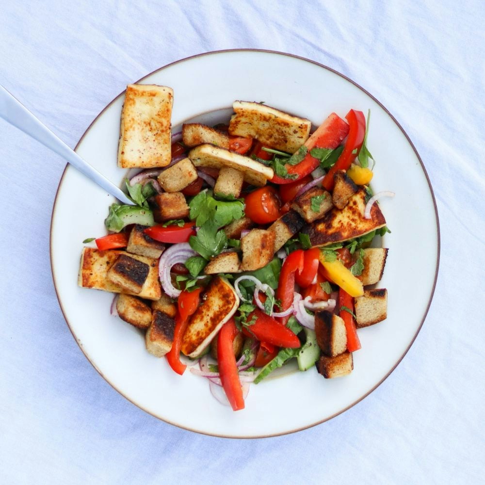 Fattoush salat med grønt, brød og dressing