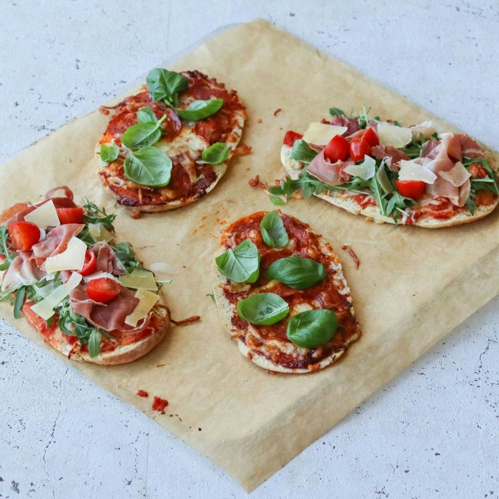 Pitapizza med pepperoni, parmaskinke og salat