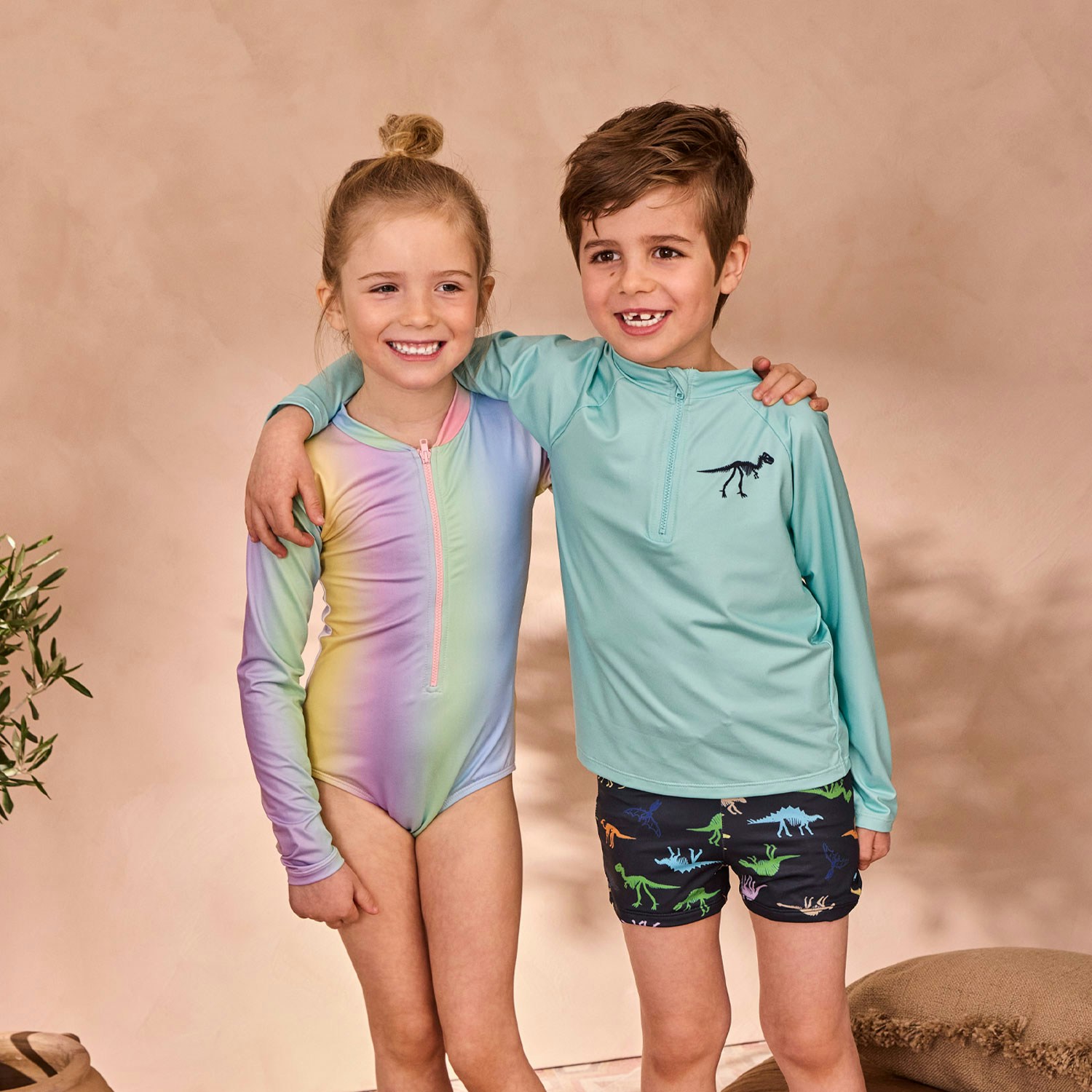 To børn i badetøj. Køb badetøj til børn hos BilkaToGo.