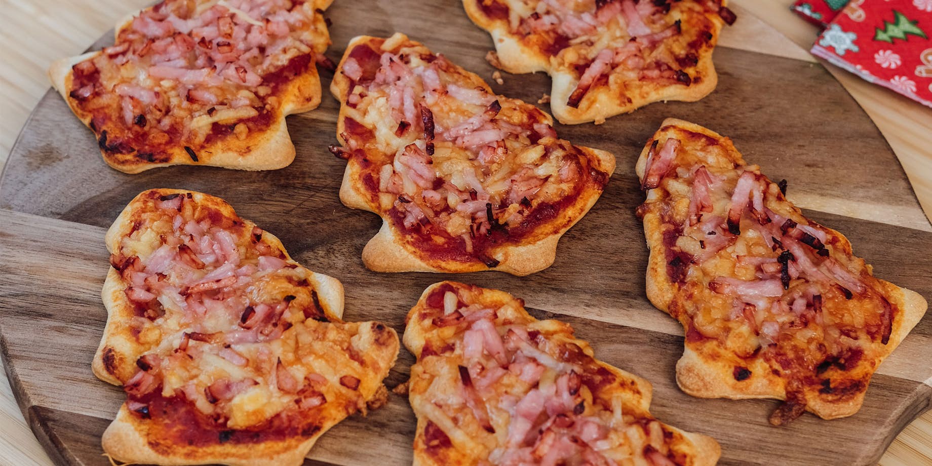 Lav lækre små pizzaer formet som juletræer med BilkaToGo