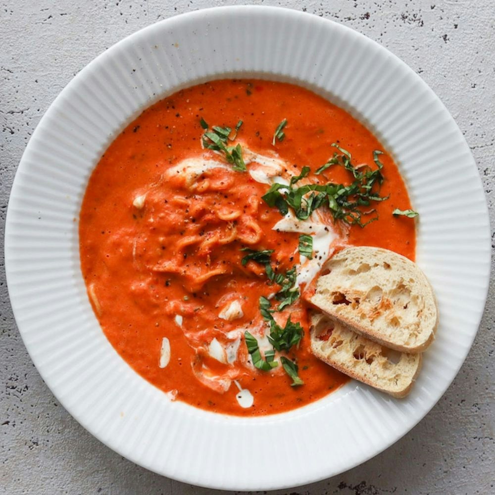 Tomatsuppe med nudler, urter og brød