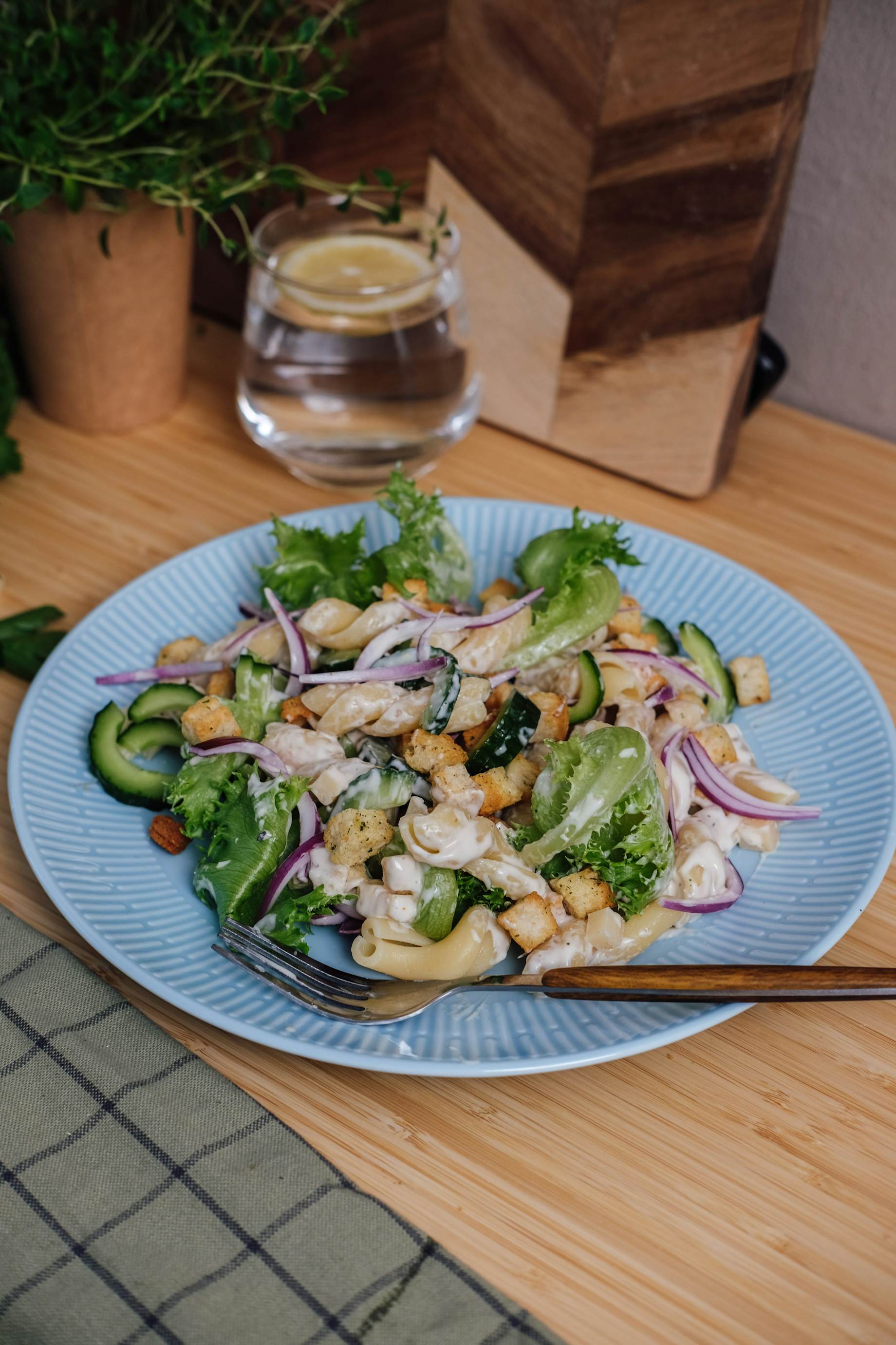 Alt i en salat hældt på tallerken. Opskrift BilkaToGo.