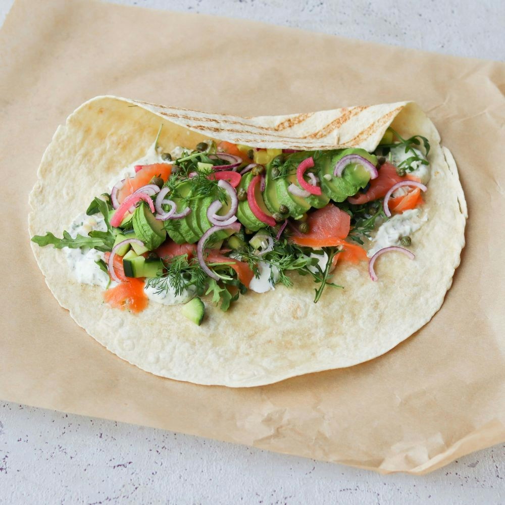 Wraps med laks, grønt og urtedressing