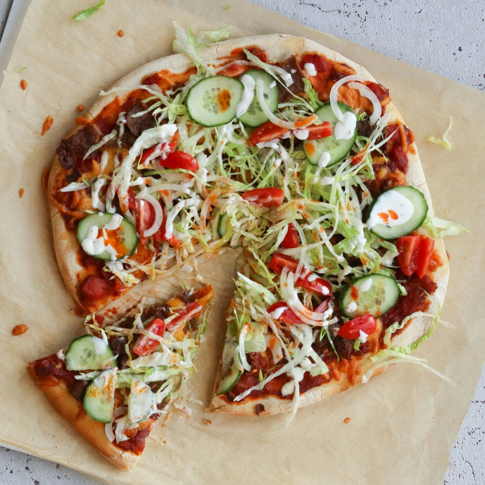 Kebabpizza med salat og dressing